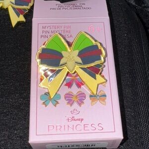 Disney Princess- Mulan Gold Glitter Bow Pin mystery box